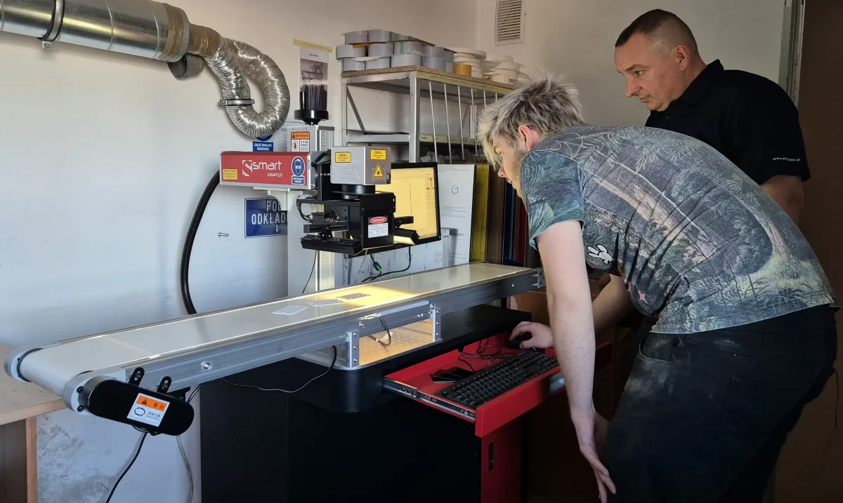 Laser Fiber z podajnikiem taśmowym i kamerą identyfikacyjną CCD
