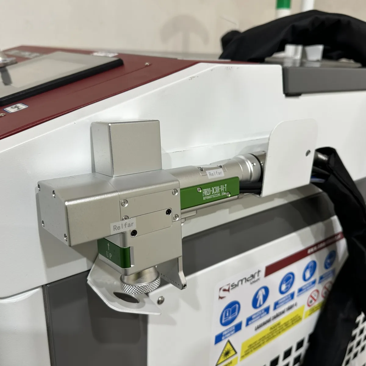 Smart Laser laser cleaning machine with a 3000W continuous-wave laser source