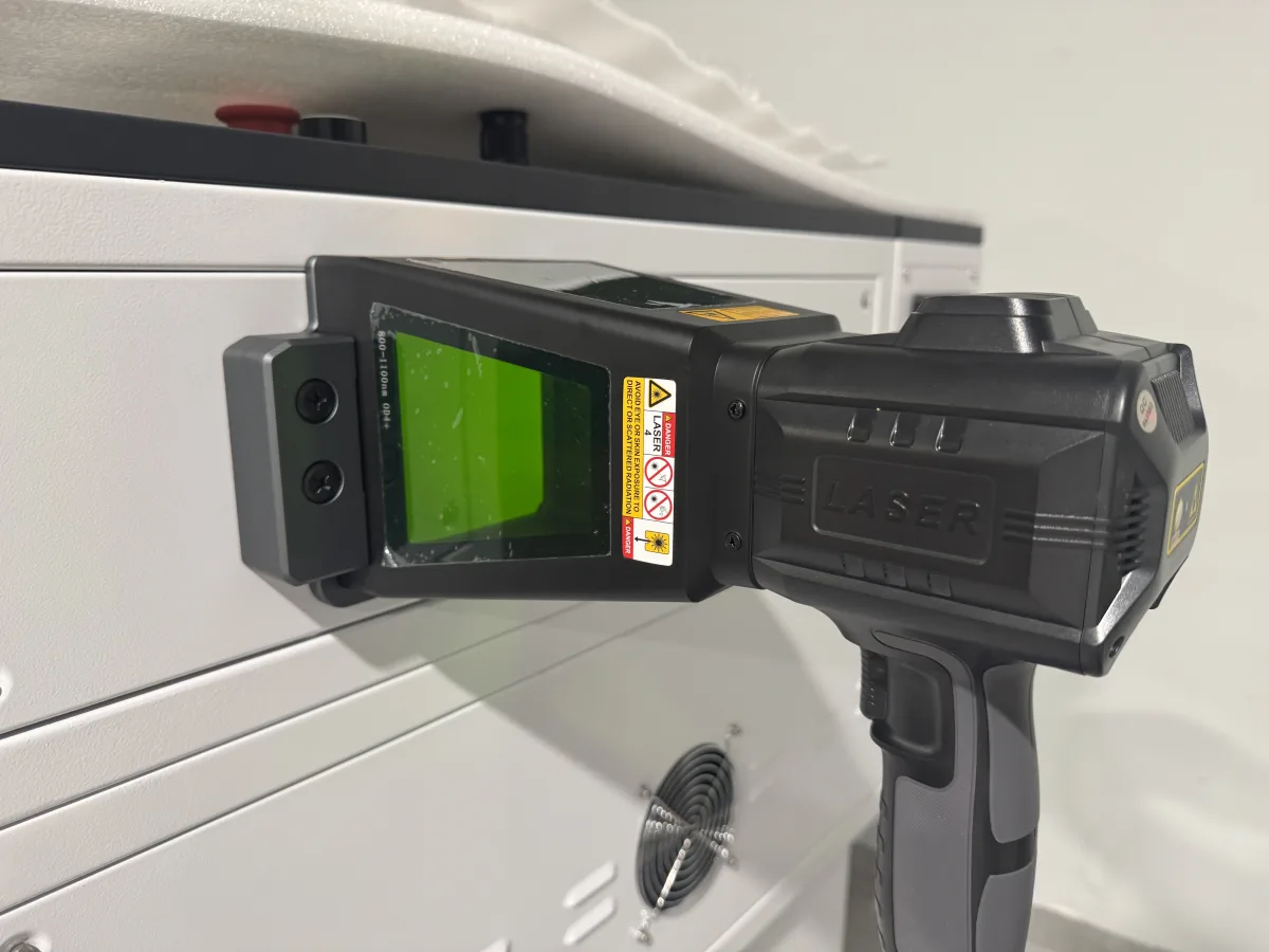 Bezpieczna osłona z wentylacją i elektromagnesem